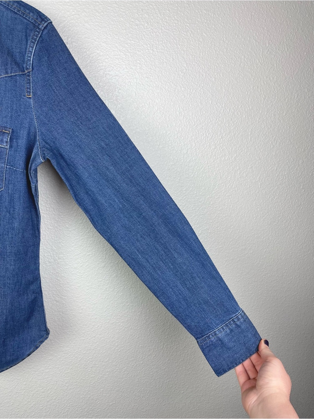 Levi's Women's XS Tailored Fit Classic Denim Western Shirt Blue Pearl Snaps Blue - Picture 6 of 16